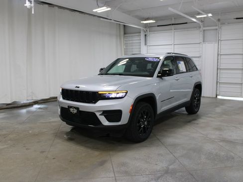 Used 2024 Jeep Grand Cherokee Altitude AWD/4WD image 4