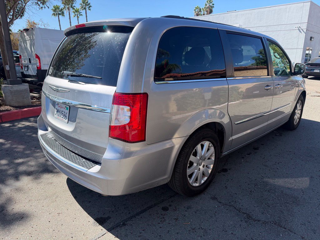 Used 2016 Chrysler Town & Country Touring FWD image 14