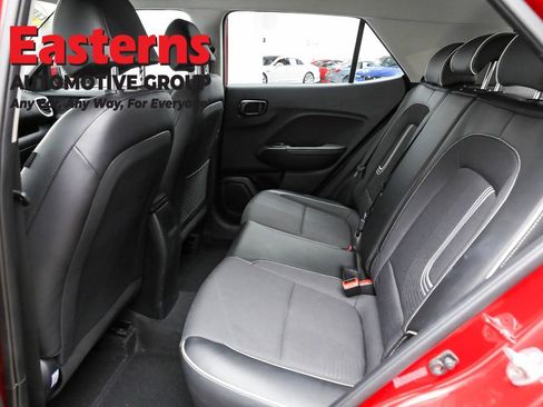 Used 2022 Hyundai Venue Limited image 22