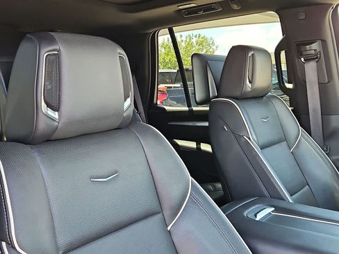 Used 2025 Cadillac Escalade Premium Luxury AWD/4WD image 18