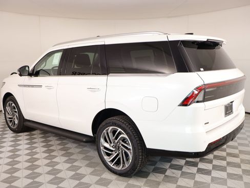 New 2026 Lincoln Navigator Premiere AWD/4WD image 23