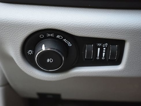 Used 2019 Chrysler Pacifica Touring-L FWD image 28