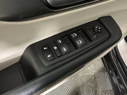 Used 2024 Chrysler Pacifica Touring-L FWD image 10