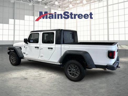 Used 2025 Jeep Gladiator Sport AWD/4WD image 3