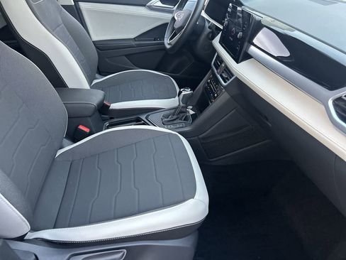 Certified 2025 Volkswagen Taos SE w/ Panoramic Sunroof Package image 8