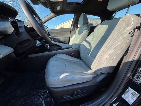 Used 2025 Hyundai Elantra Limited image 37