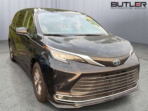 Used 2023 Toyota Sienna XLE FWD image 6