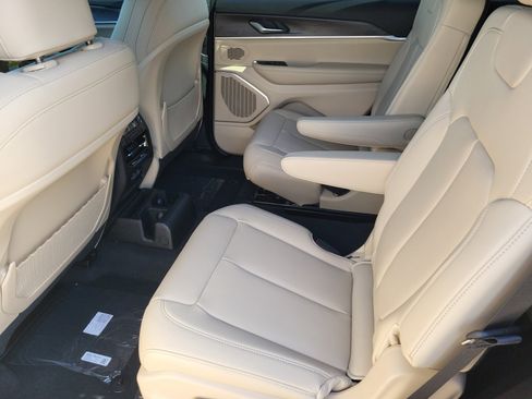 New 2025 Jeep Grand Cherokee L Limited w/ Black Appearance Package image 17