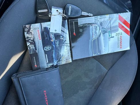 Used 2013 Dodge Avenger SE image 22