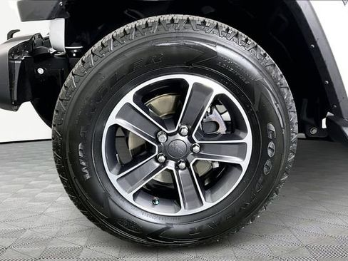 Used 2023 Jeep Wrangler Unlimited Sahara AWD/4WD image 32