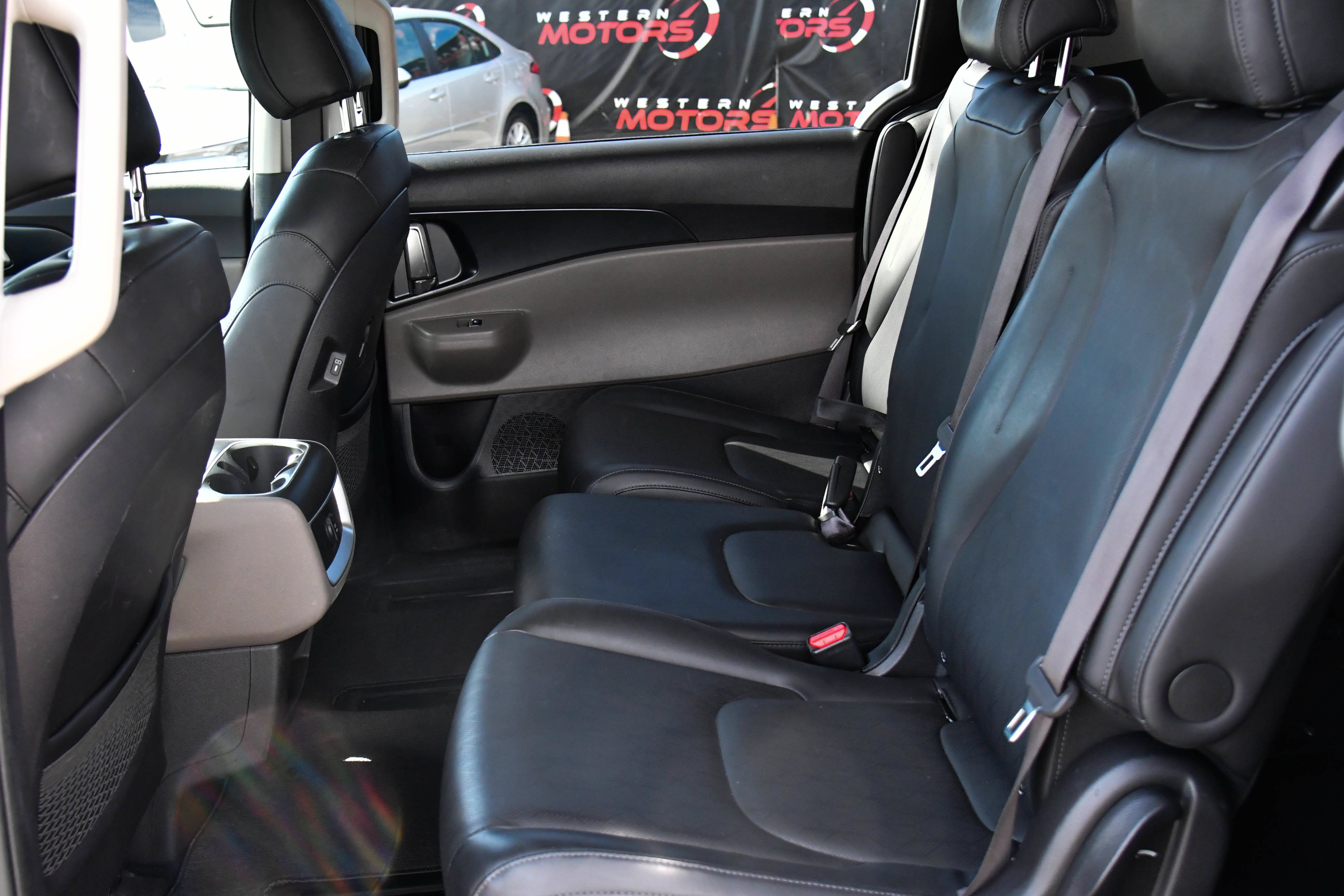 Used 2025 Kia Carnival FWD image 37
