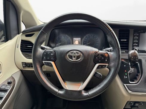 Used 2019 Toyota Sienna XLE image 8