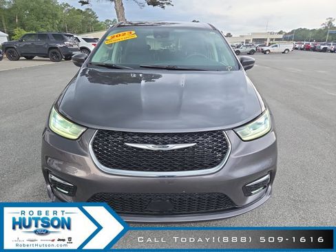 Used 2023 Chrysler Pacifica Touring-L FWD image 3