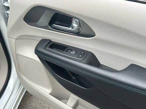 Used 2021 Chrysler Pacifica Touring FWD image 26