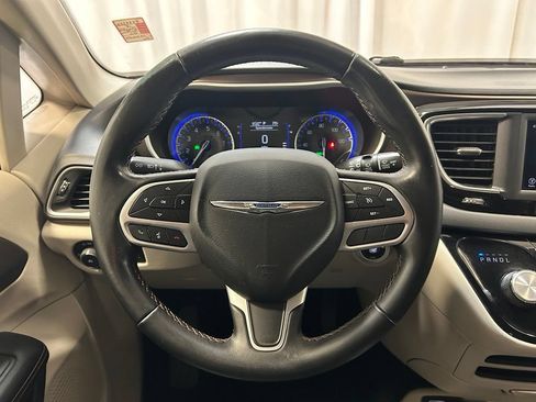 Used 2018 Chrysler Pacifica Touring-L FWD image 14