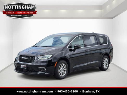 Used 2025 Chrysler Pacifica Select FWD image 3
