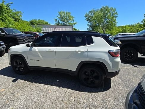 Used 2018 Jeep Compass Latitude w/ Popular Equipment Group FWD image 4