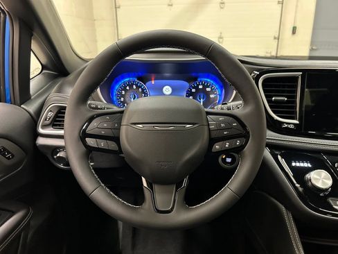 New 2027 Chrysler Pacifica Limited w/ Family Tech Group FWD image 17