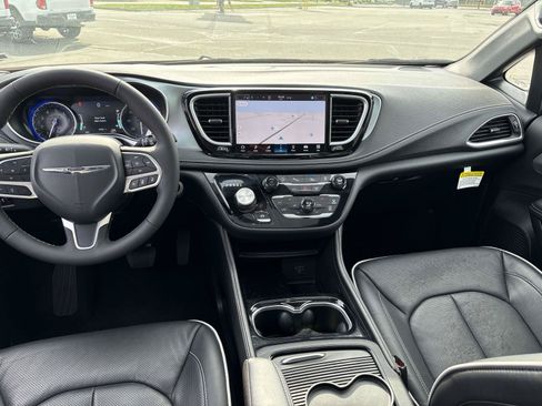 Used 2026 Chrysler Pacifica Limited FWD image 10