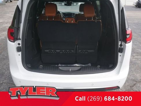 New 2026 Chrysler Pacifica Pinnacle w/ Trailer Tow Group AWD/4WD image 18