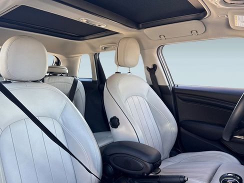 Used 2019 MINI Cooper 4-Door Hardtop w/ Signature Upholstery Package image 30