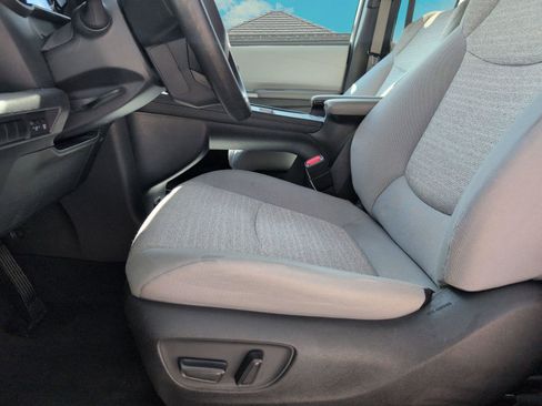 Used 2025 Toyota Sienna LE image 5