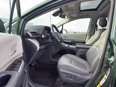 Used 2021 Toyota Sienna XLE image 11