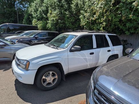 Used 2008 Chevrolet TrailBlazer LS w/ Off-Road Package AWD/4WD image 2