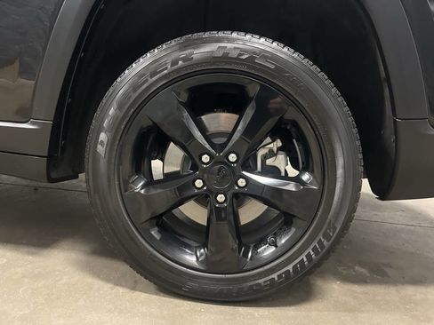 Used 2023 Jeep Grand Cherokee L Laredo image 16