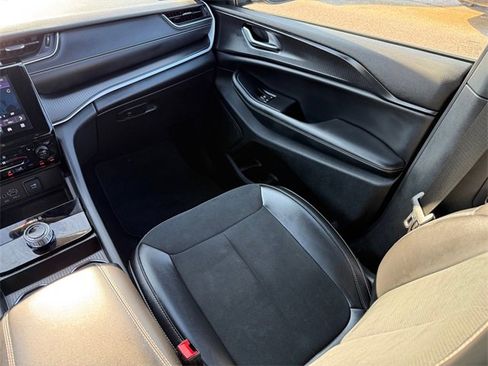 Used 2024 Jeep Grand Cherokee L Laredo image 25