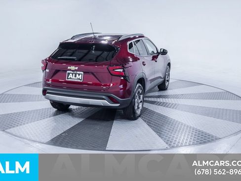 Used 2025 Chevrolet Trax LT FWD image 9