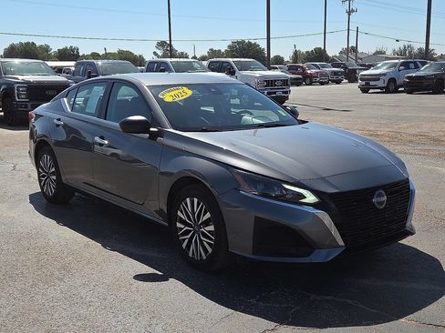 Used 2025 Nissan Altima 2.5 SV AWD/4WD image 6