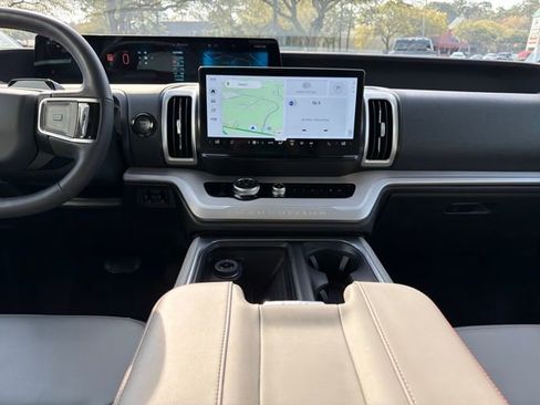 Used 2025 Ford Expedition Active image 19