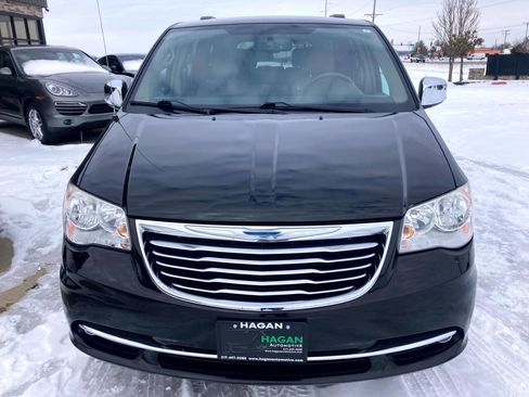 Used 2014 Chrysler Town & Country Touring-L w/ Driver Convenience Group image 3