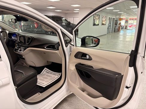 Used 2024 Chrysler Pacifica Touring-L FWD image 30