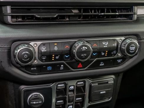 Used 2024 Jeep Wrangler Unlimited Sahara AWD/4WD image 19