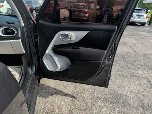 Used 2018 Jeep Renegade Latitude w/ Cold Weather Group FWD image 15