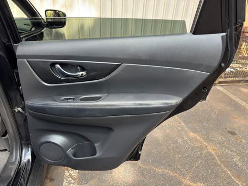Used 2020 Nissan Rogue SV FWD image 38