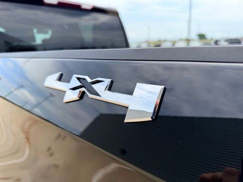 Used 2025 GMC Sierra 1500 SLT AWD/4WD image 14