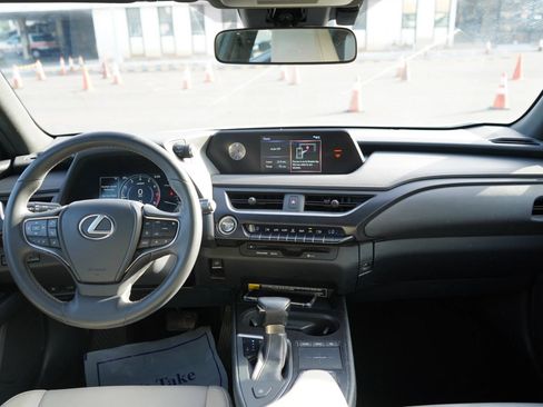 Used 2019 Lexus UX 200 FWD image 17