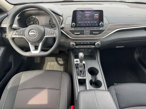 Used 2025 Nissan Altima 2.5 SV FWD image 12