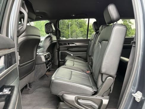 Used 2024 Jeep Wagoneer L Series II w/ Flexible Seating Group AWD/4WD image 13