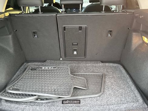 Certified 2022 Volkswagen Taos SE w/ Panoramic Sunroof Package image 5