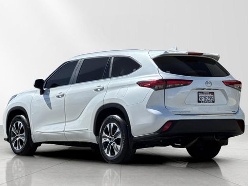 Used 2023 Toyota Highlander XLE w/ Protection Package #3 (TMS) FWD image 5