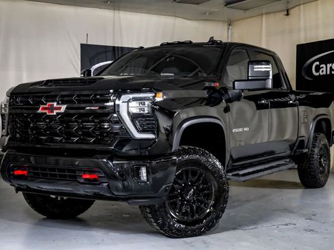 Used 2025 Chevrolet Silverado 2500 ZR2 w/ Technology Package image 4