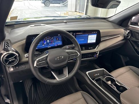 Used 2025 Chevrolet Equinox LT w/ Convenience Package II FWD image 17