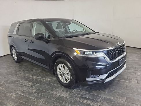 Used 2022 Kia Carnival LX image 4