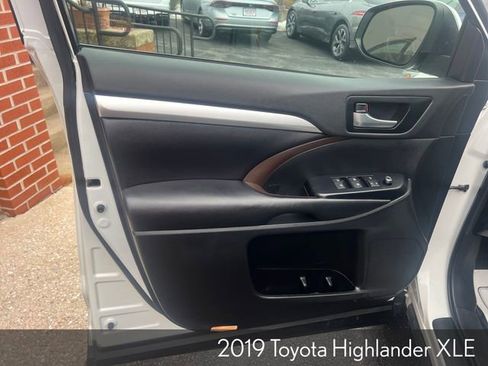 Used 2019 Toyota Highlander XLE image 17