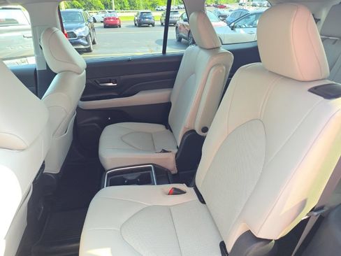 Used 2025 Toyota Grand Highlander FWD image 12