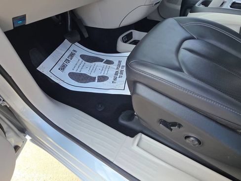 Certified 2024 Chrysler Pacifica Touring-L FWD image 24